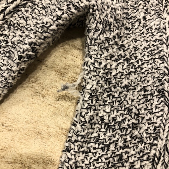 H&M Black and White Sweater - Picture 5 of 5